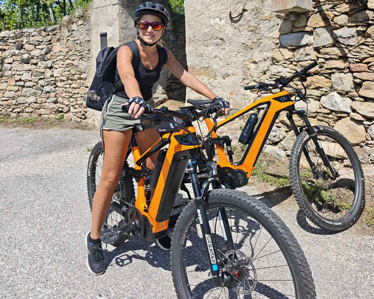 4LEAF rider descending a mountain trail on a Rocksoul electric mountain bike