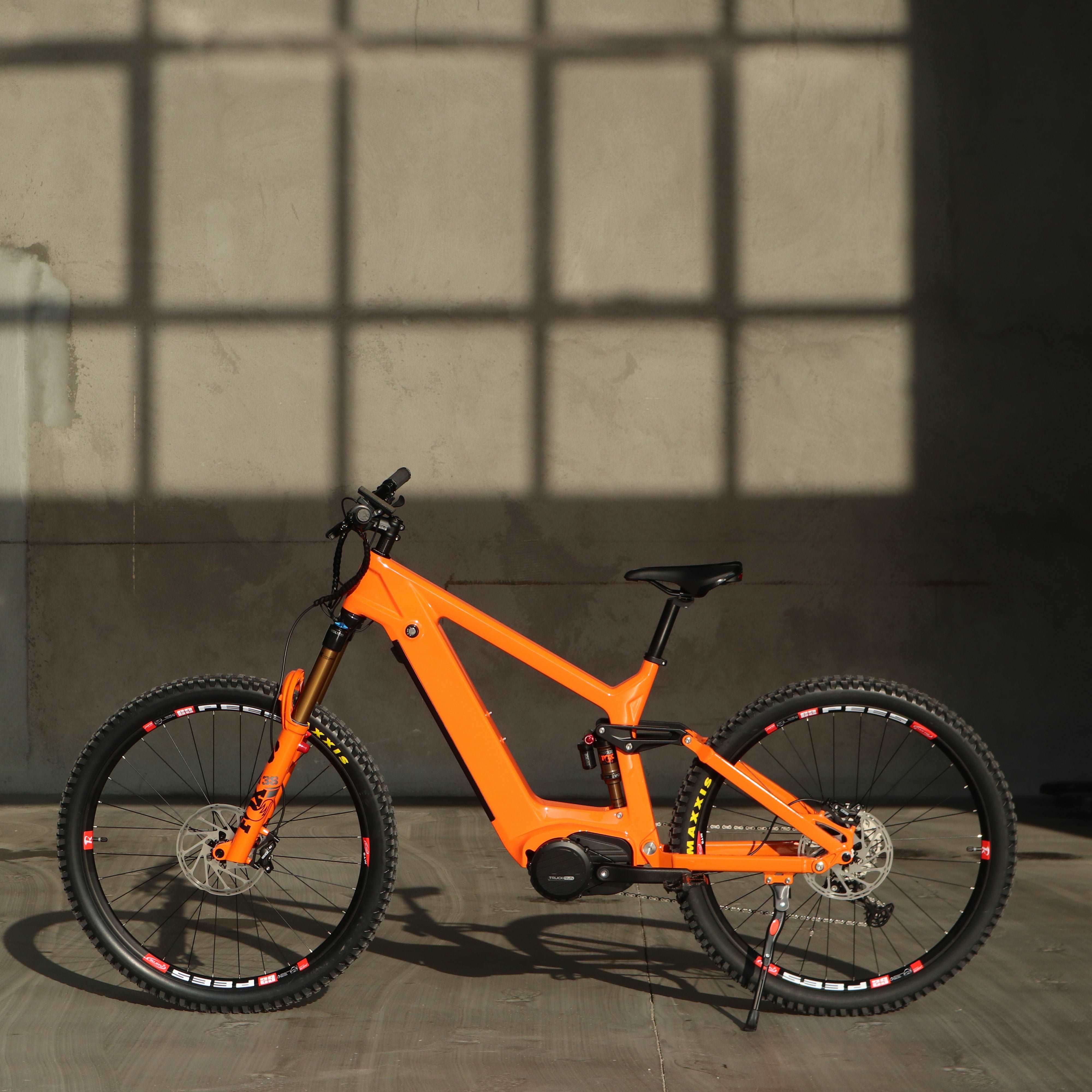 Cube carbon fibre online mountain bike